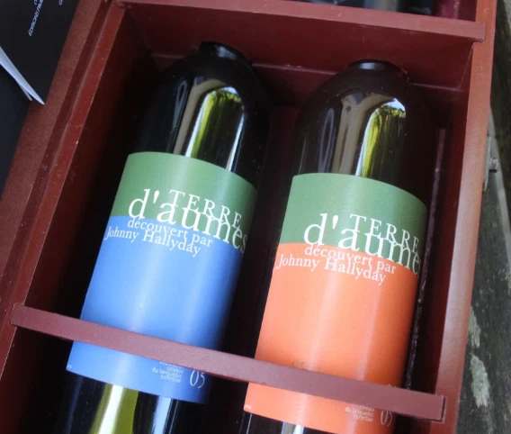 Vin Johnny Hallyday, Coffret Dédicacé de sa main, Blanc et Rosé, acheté en 2005. - Photo 2/4