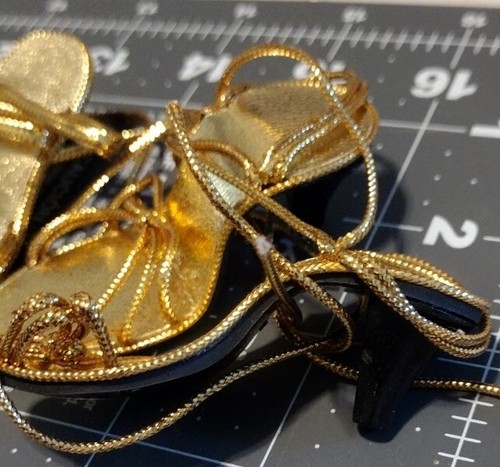 Zapatos de muñeca de tacón alto dorados - Playhouse Kemper - tallas 22 mm a 70 mm - Lote de 12 pares - Imagen 2 de 8