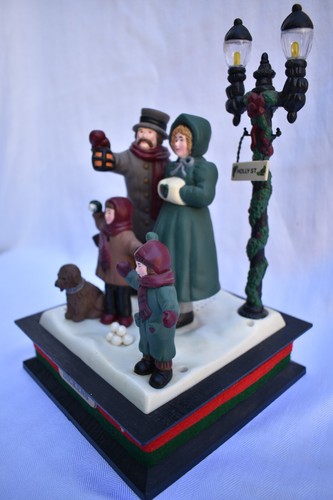 HOLIDAY CREATIONS MUSICAL CHRISTMAS SCENE DICKENS FAMILY CAROLS LIGHTS UP 1990 - Picture 6 of 9