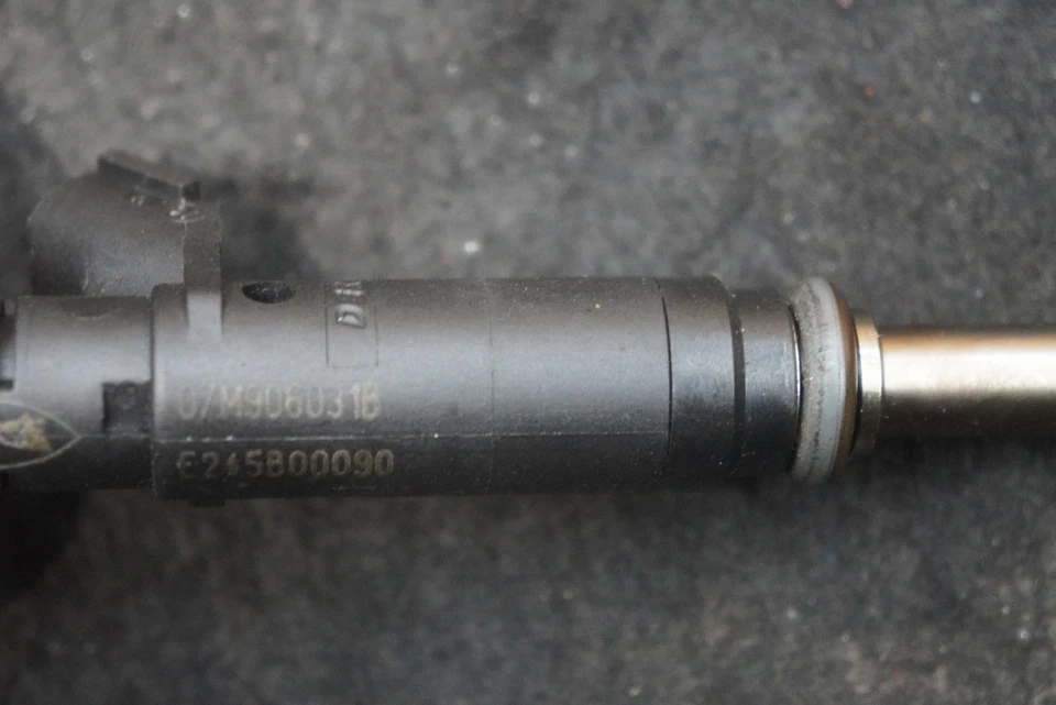 Fuel Injector Injection Valve 07M906031B OEM Lamborghini Aventador 2015 Foto 3 de 3