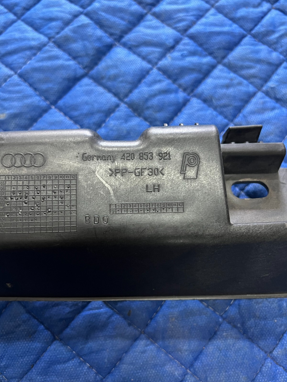 2012 AUDI R8 V8 OEM REAR LEFT DRIVER SIDE SKIRT ROCKER MOUNT BRACKET 420 853 921