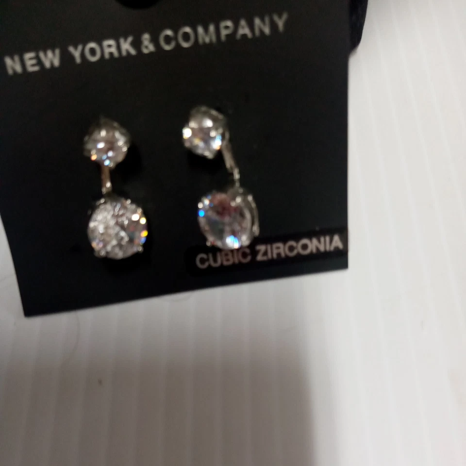 Pendientes colgantes vintage en tono plateado y circonita cúbica de Nueva York y Co, Estate, (FC 93/4 D541) Foto 4 de 4