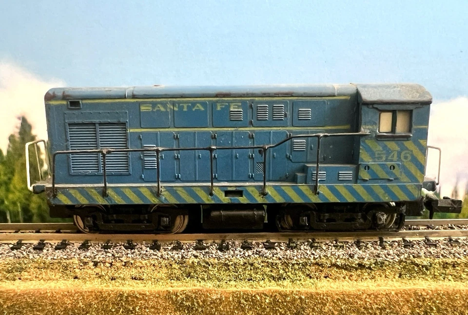 TRIX N scale Santa Fe Fairbanks-Morse H-12-44 diesel switcher train engine 546 - Image 2 of 4