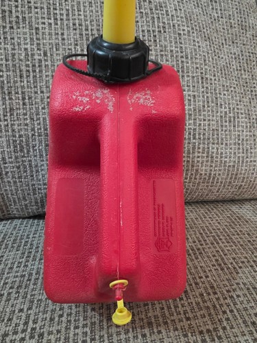 Vintage Preban Vented Chilton 1 1/2 (1.5) Gallon Gas Can P15 Complete ShipsFREE! - Picture 7 of 9