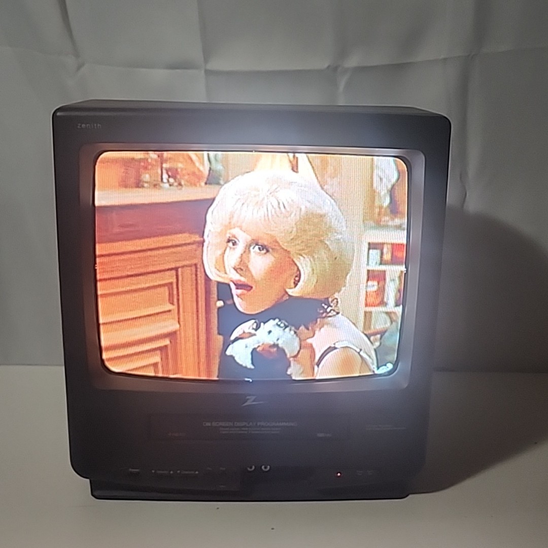 TVです。 Zenith 13” CRT TV/VCR Combo Vintage Gaming TV VHS Recorder TESTED