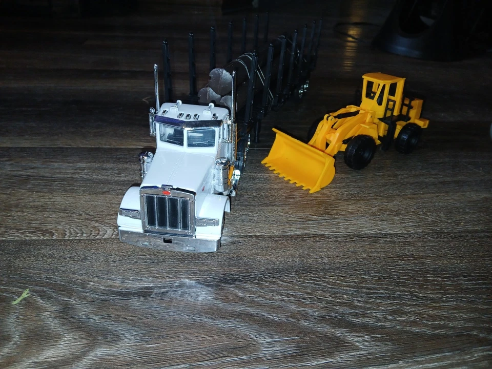 Toy Semi Log Hauler - Image 2 of 4