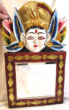 SPECCHIO DA PARETE BALINESE CON DONNA BALINESE IN ALTO ~ 19 5/8" ALTEZZA X 11 1/2"