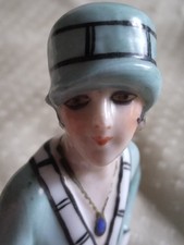 Ancienne baigneuse garçonne Art Déco en porcelaine demi figurine vers