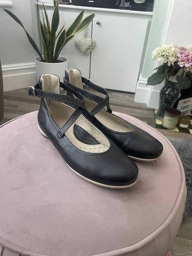 Ecco schwarze Leder-Flats geformt Kreuzriemen UK 5 EU 38 sehr guter Zustand