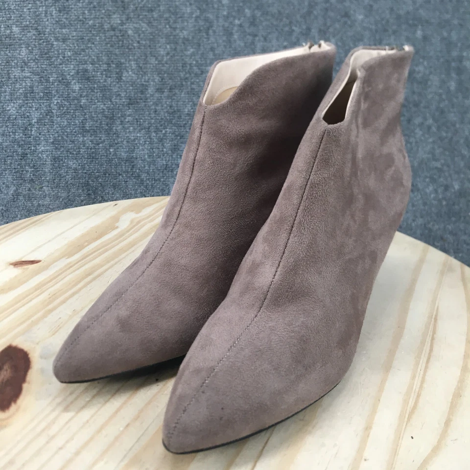 Botas femininas H by Halston 11 Cairo tornozelo bege camurça salto pontudo zíper - Imagem 4 de 4