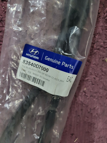 GENUINE NEW HYUNDAI TUCSON 2015 on RIGHT REAR DOOR WINDOW RUN SEAL 83540 D7000 - Picture 2 of 2