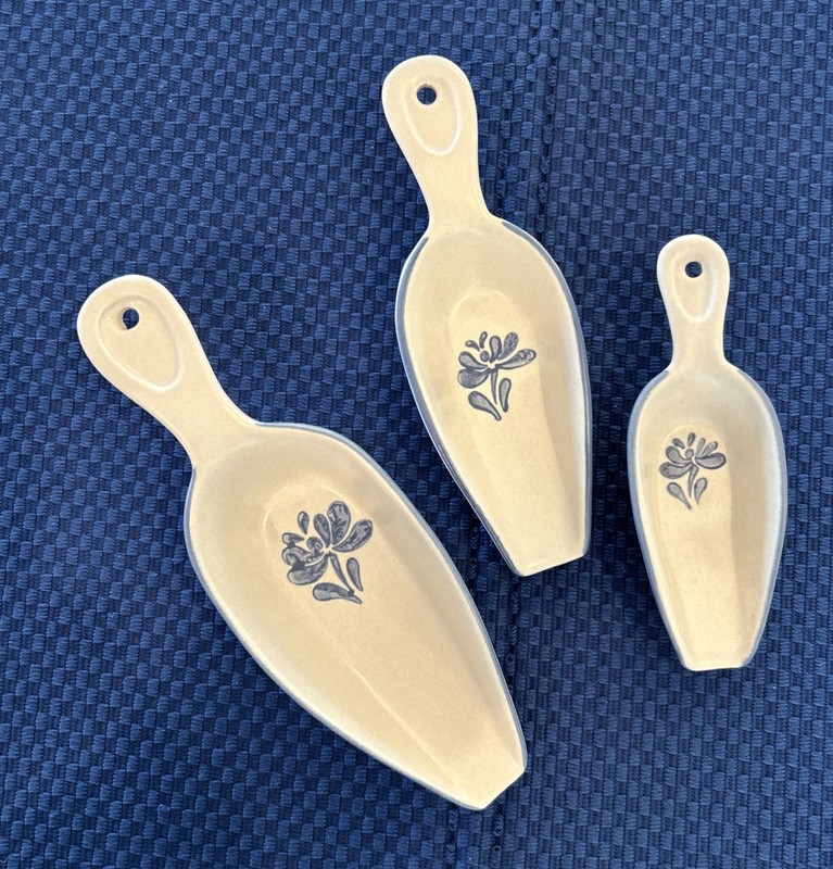 Pfaltzgraff Yorktowne Set of Three Scoops Nesting Handled Stoneware Vintage