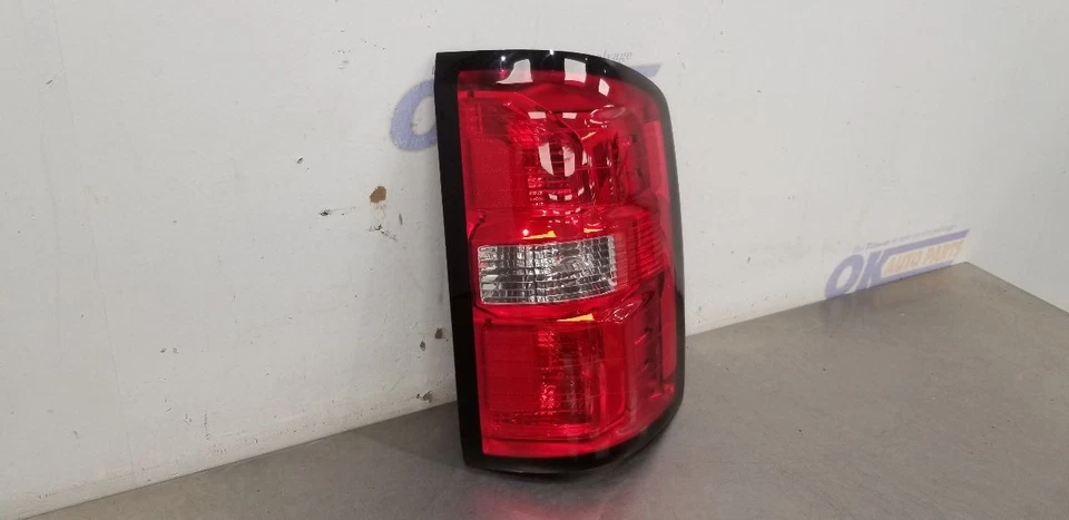 19 GMC SIERRA 2500 LUZ TRASERA LUZ TRASERA PASAJERO DERECHO Foto 3 de 4