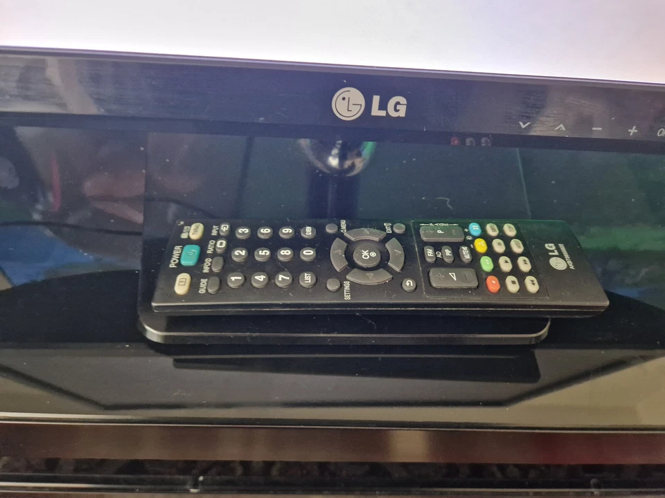 LG HD TV M2232D-PZ LED 21.5 inches - Freeview Black With Remote Control VGC - Image 2 of 4