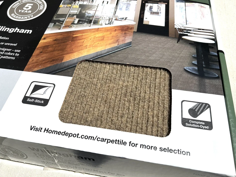 Paquete de 16 azulejos de alfombra TrafficMaster de 18” x 18” con cáscara de castaño y palo 1002 813 103 Foto 2 de 4