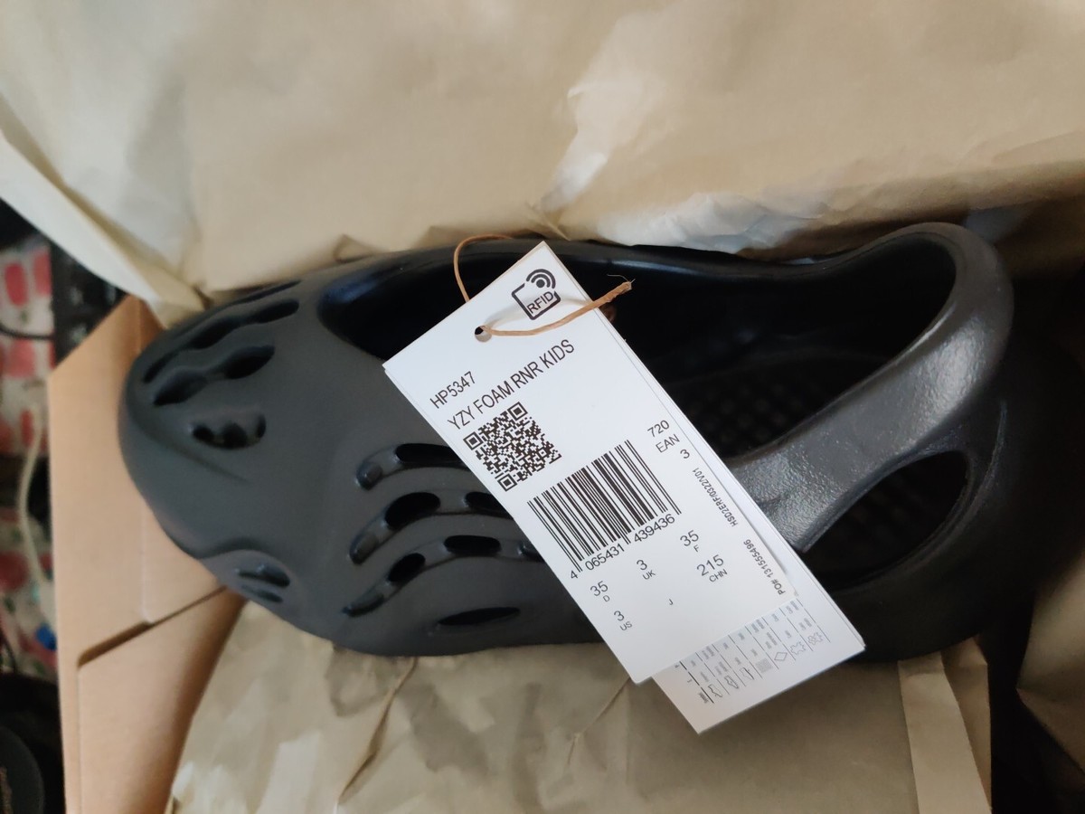 YEEZY FOAM RUNNER ONYX SIZE 3Y UK