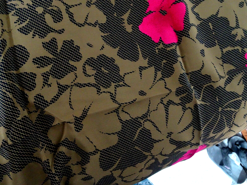 ITALIAN SILK - CHESTNUT BROWN WITH FUSCHIA FLOWERS - 44"WIDE - 1 1/2 YARDS LONG - Imagen 2 de 3