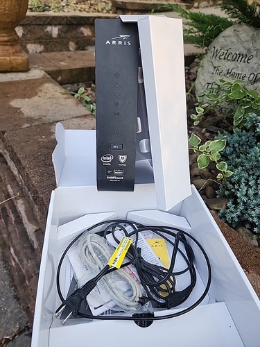 ARRIS Surfboard SBG7580-AC DOCSIS 3.0 Cable Modem/Wi-Fi/Four-Port Router - Picture 5 of 6