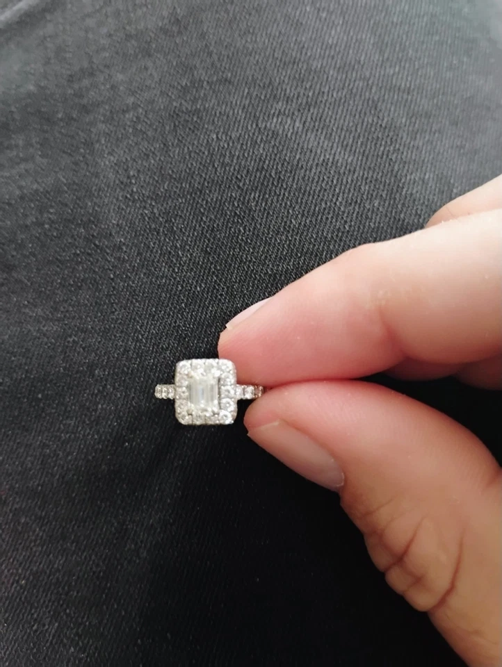 Помолвочное кольцо Neil Lane из 14-каратного белого золота с бриллиантом гало изумрудной огранки размер: 5,5 1,3 карата - Изображение 2 из 4