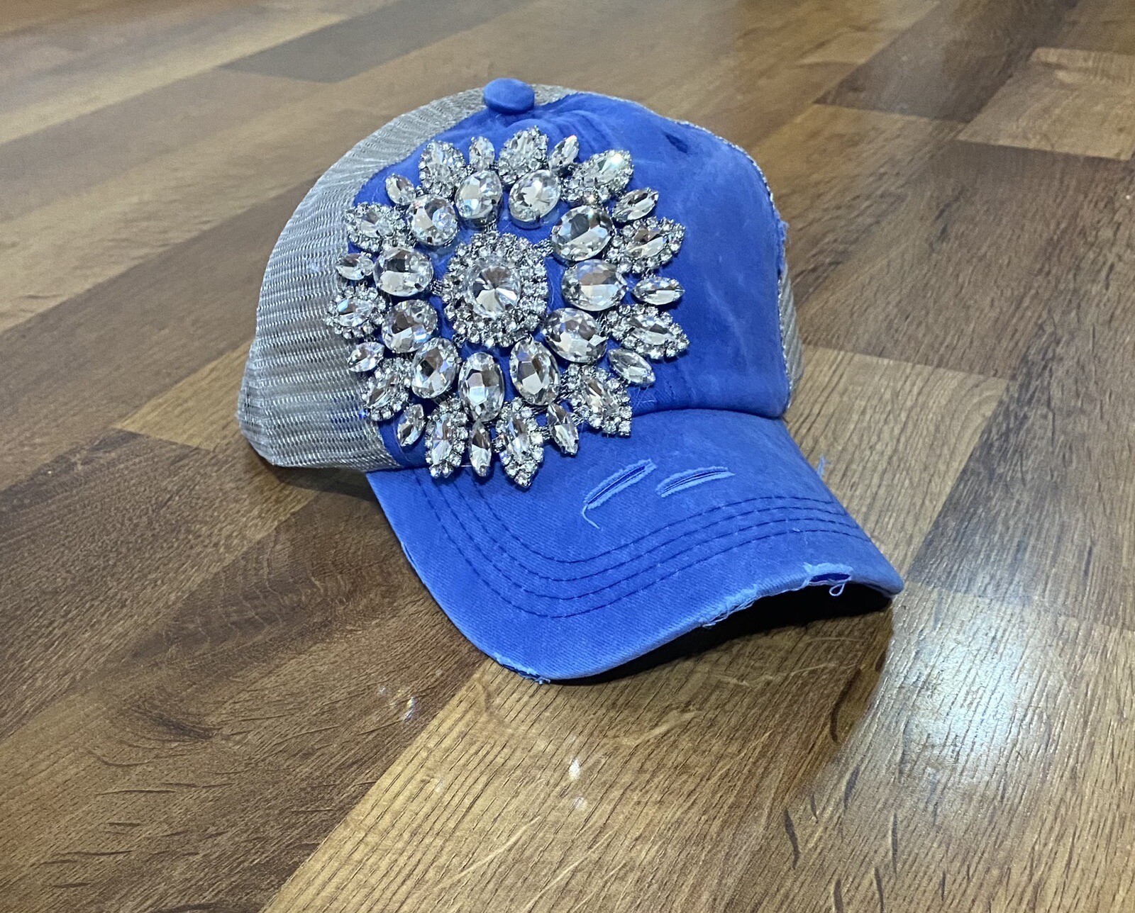 PONY Berretto da baseball donna blu e beige in rete con strass invecchiati e foro coda di cavallo