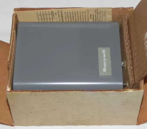BRAND NEW! Honeywell TRADELINE R182C 1069 Switching Relay 120V 50/60HZ 2, 3 Wire