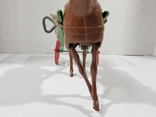 Caballo marrón de plástico duro Wolverine de colección con carro gris que falta conductor - Imagen 5 de 10