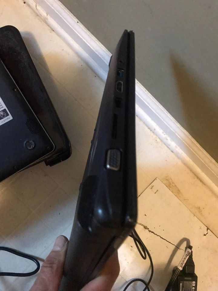 Portátil ASUS Altec Lansing AMD E2 2 GB de memoria 320 GB HDD AMD 15,6" Windows 8 como está Foto 2 de 4