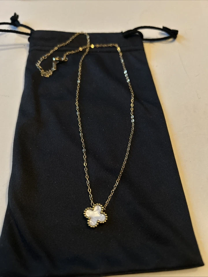 Collar Madreperla Pequeño Cruz Blanca Oro Amarillo Acero Inoxidable 18" Foto 3 de 3