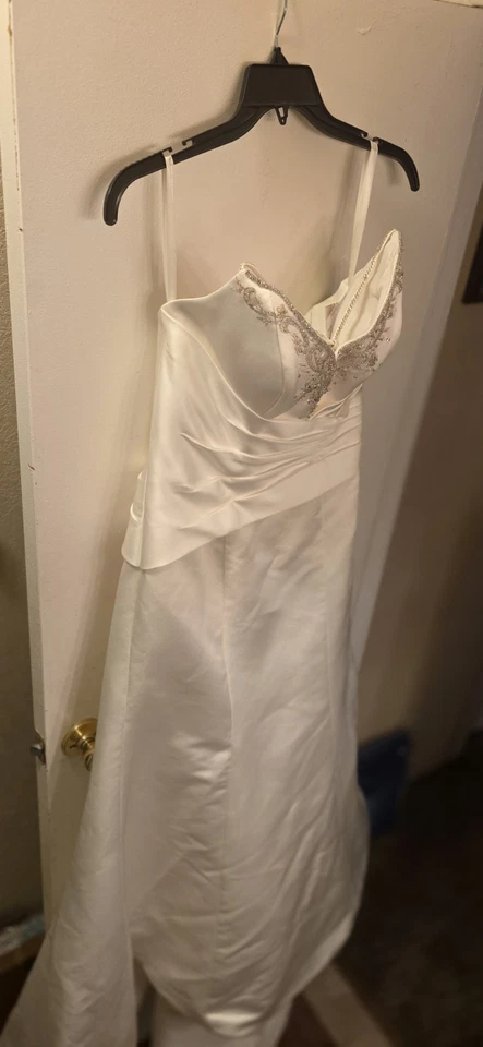 Vestido de novia satinado marfil bordado y cuentas con cordones espalda talla 14 copa B/C Foto 4 de 4