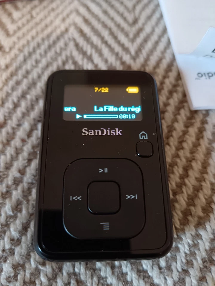 RARE COLLECTIBLE  SanDisk Sansa Clip + Plus 8gb MP3 Music Player Black - Image 2 of 4
