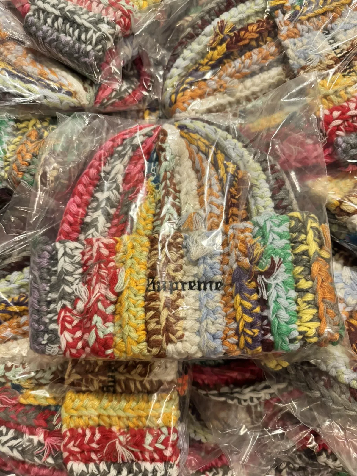 Bonnet Supreme noué main multicolore scellé neuf