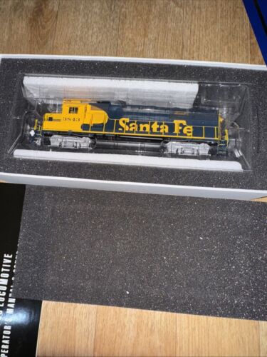 Genesis Ho Tsunami Santa Fe GP50 Phase 2 3843 With Sound Locomotive - Picture 10 of 12