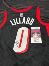 Damian Lillard Rookie Cards and Autograph Memorabilia Guide 38
