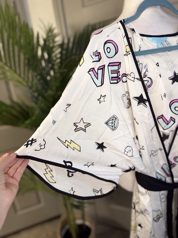 Nuevo con etiquetas Conjunto de camisón y bata azul de Betsy Johnson 2 piezas blanco con estampado gráfico (M) Foto 4 de 4