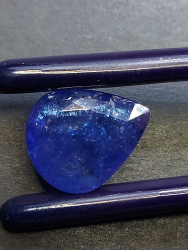 RARE Tanzanite gemstone with rainbow inclusions - natural Tanzanite 12.6 CTS - Picture 6 of 11