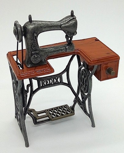 Adorable Mini Sewing Machine Singer 18 Class with Treadle - Afbeelding 1 van 2