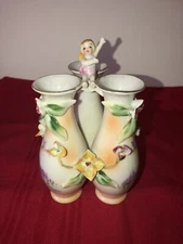 VTG 4” TRIPLE BUD VASE W 1” CHERUB ON TOP INTRICATE FLORAL & BIRD DESIGN VGUC