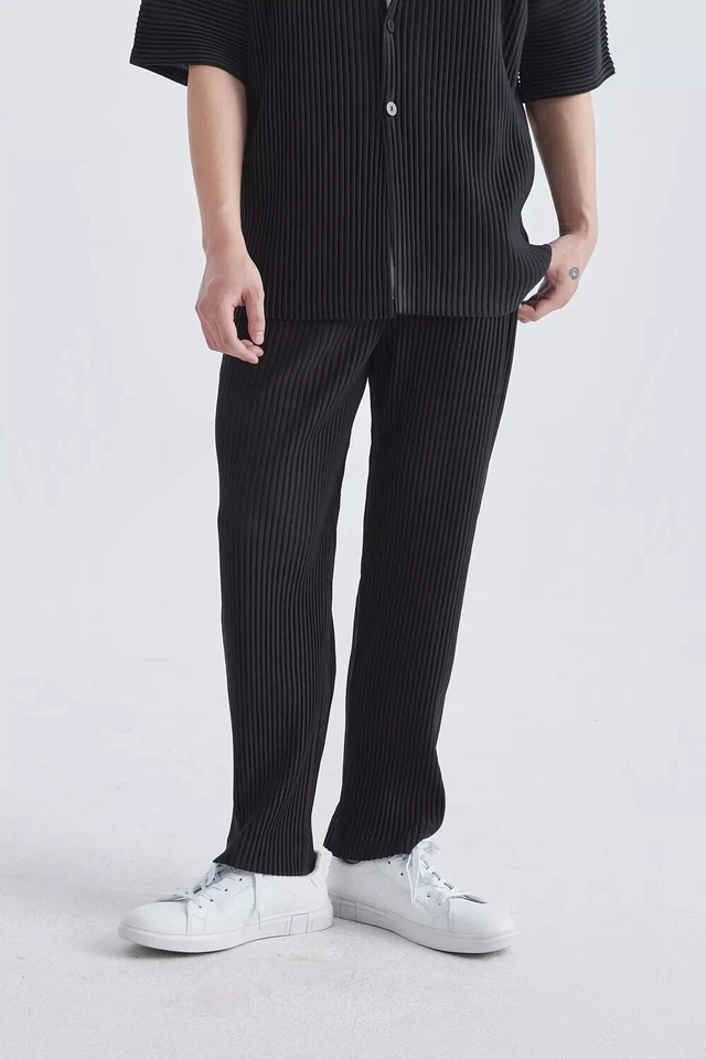Pantalones informales negros de pierna recta plisados ISSEY MIYAKE para hombre Foto 2 de 4