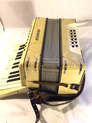Vtg Hohner 12 Bass Super Accordion / Accordian w Case & Straps Made in Germany - Picture 4 of 12