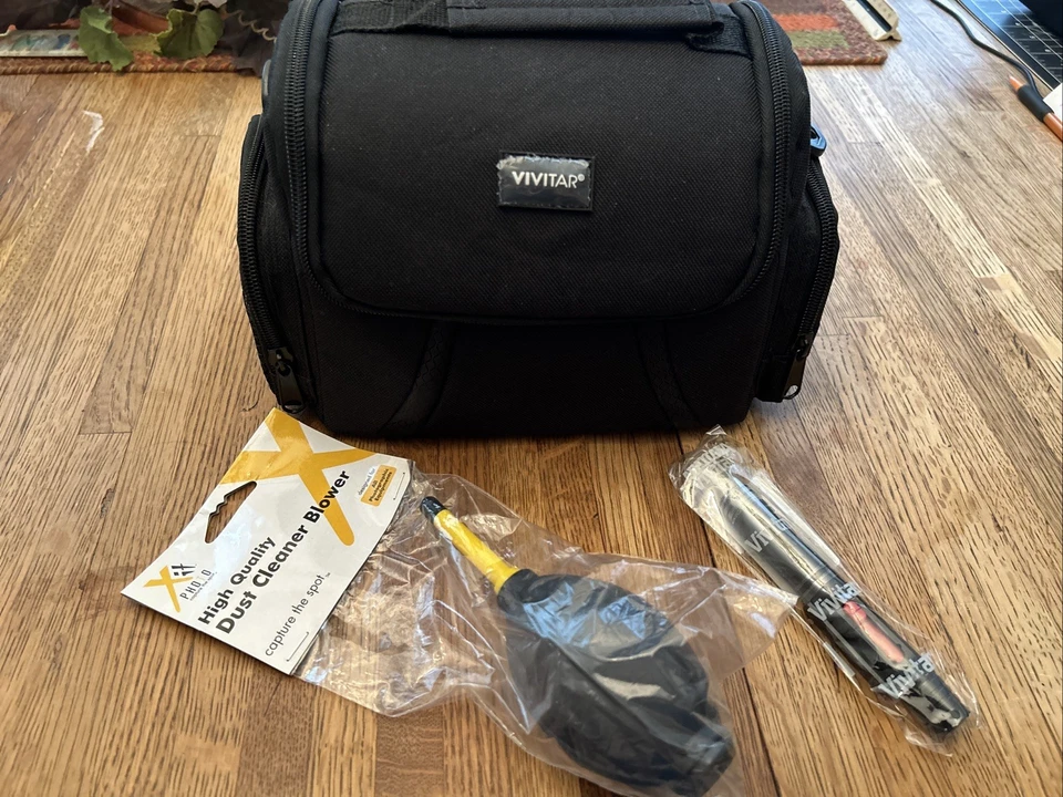 Bolsa pequeña para cámara vivitar negra, soplador limpiador de polvo y Foto 2 de 4