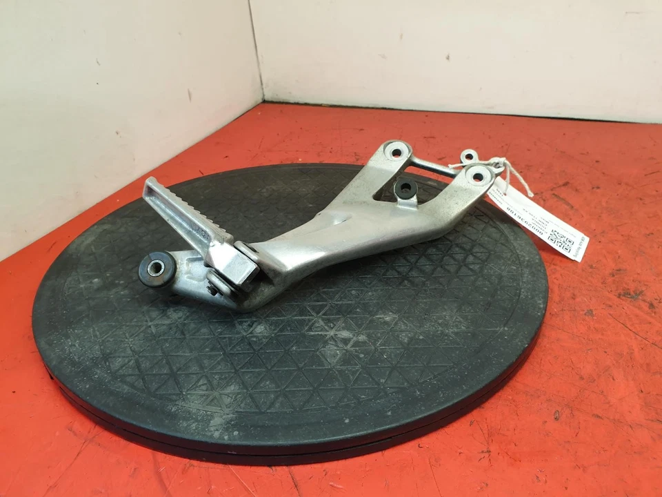 HONDA CBR 1100 XX RIGHT PILLION FOOTREST 1996 50720KT7761 - Image 2 of 4