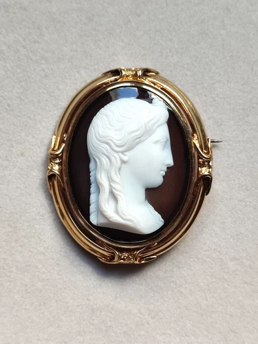 Broche camée agate deux couches de forme ovale monture en or jaune 750‰