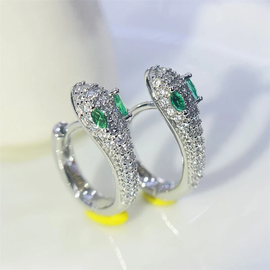 Pendientes de serpiente brillantes - aros Huggie de circonita cúbica pavé - opciones de tono oro rosa/plata Foto 3 de 4