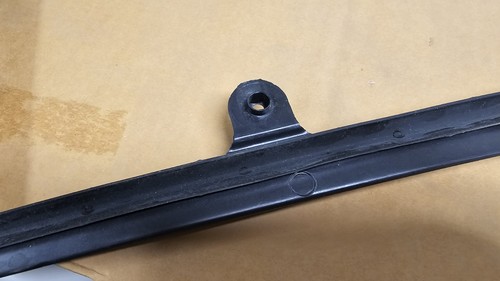 GENUINE GM 15954257 SIDE DOOR WINDOW FRAME TRIM Escalade 1994-2000 TRUCKS - Picture 6 of 7