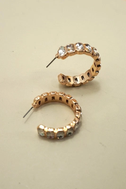 Pendientes de aro clásicos de diamantes de imitación chapados en oro con postes de titanio Foto 3 de 3