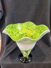 FENTON LIMITED EDITION FRANK WORKMAN HAND BLOWN GREEN VASE