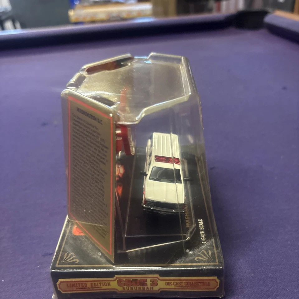 CÓDIGO 3 SUBURBAN #28 DIECAST 1:64 CHEVY EMS RESPUESTA RÁPIDA WASHINGTON DC ¡NUEVO! Nuevo en caja Foto 2 de 4