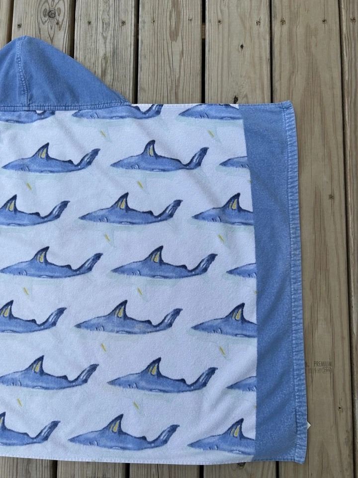 Toalla de playa con capucha Pottery Barn niños niños tiburón envoltura de baño buena forma usada Foto 3 de 4