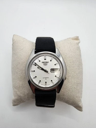 Vintage Seiko 5 Automatic 17 Jewels Silver Dial Day/Date 7009-8040