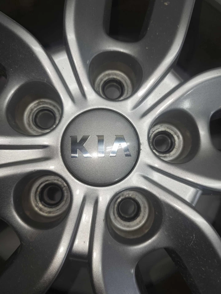 14 15 KIA SORENTO Wheel 17X7 SILVER 5 DOUBLE SPOKE PN 529101U275 - Image 2 of 4
